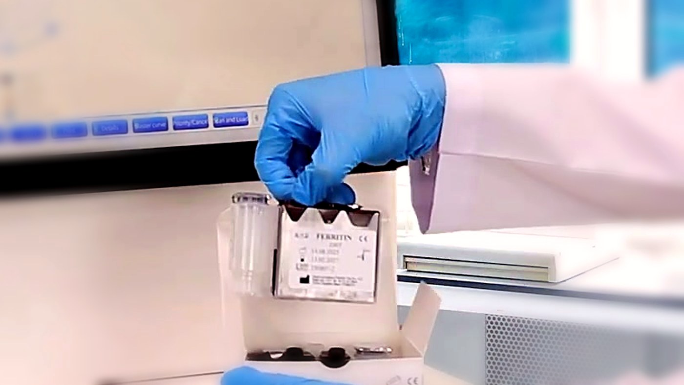 Loading a ready-to-use reagent cartridge